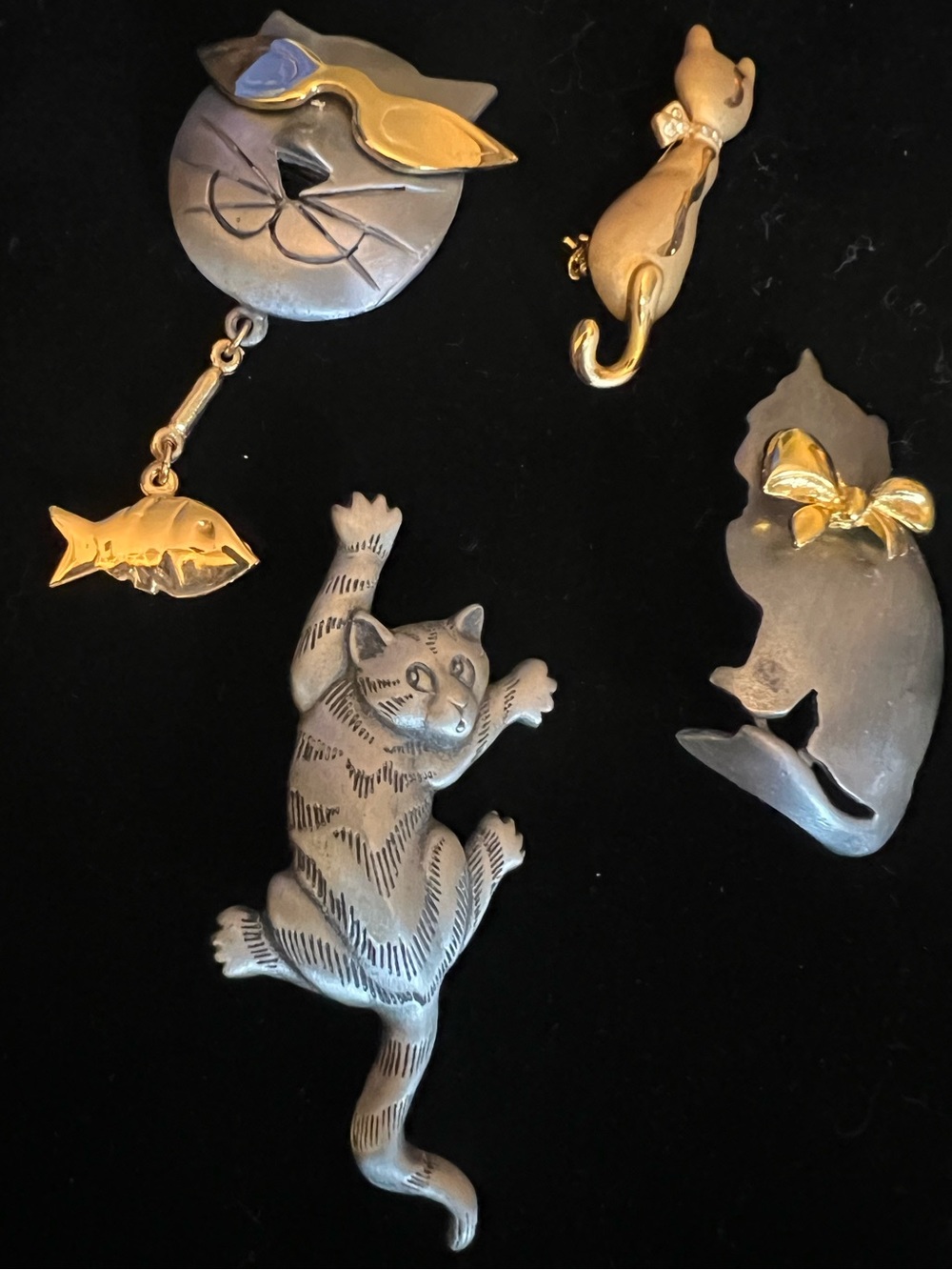 VTG Set of Four Designer Two-Tone Cat Brooch Collection in Silver and Gold Tones
